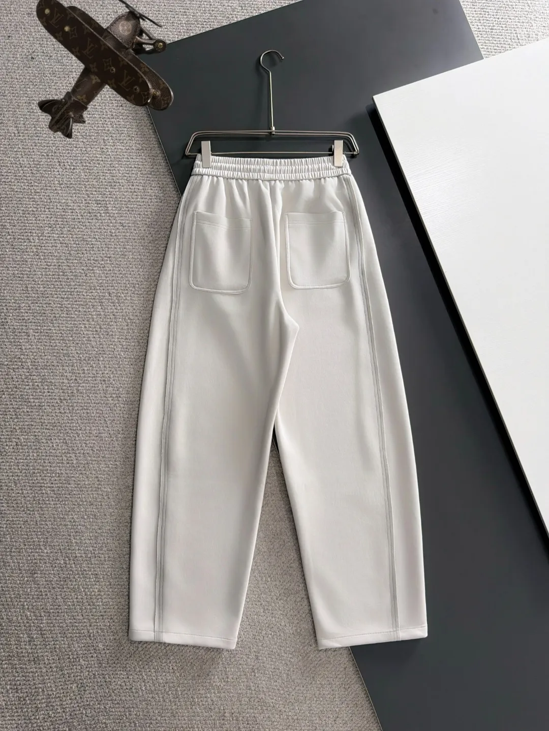 Next day shipment P195 Balenciaga High Quality 2026 Autumn and Winter New Arrival elastic band casual pants, counter-customized fabrics, Breathable, high comfort, impeccable details, brand element design concept, reflecting high quality. It feels delicate and soft! It presents a casual cut and the upper body shape is great! Sizes:S-3XL
